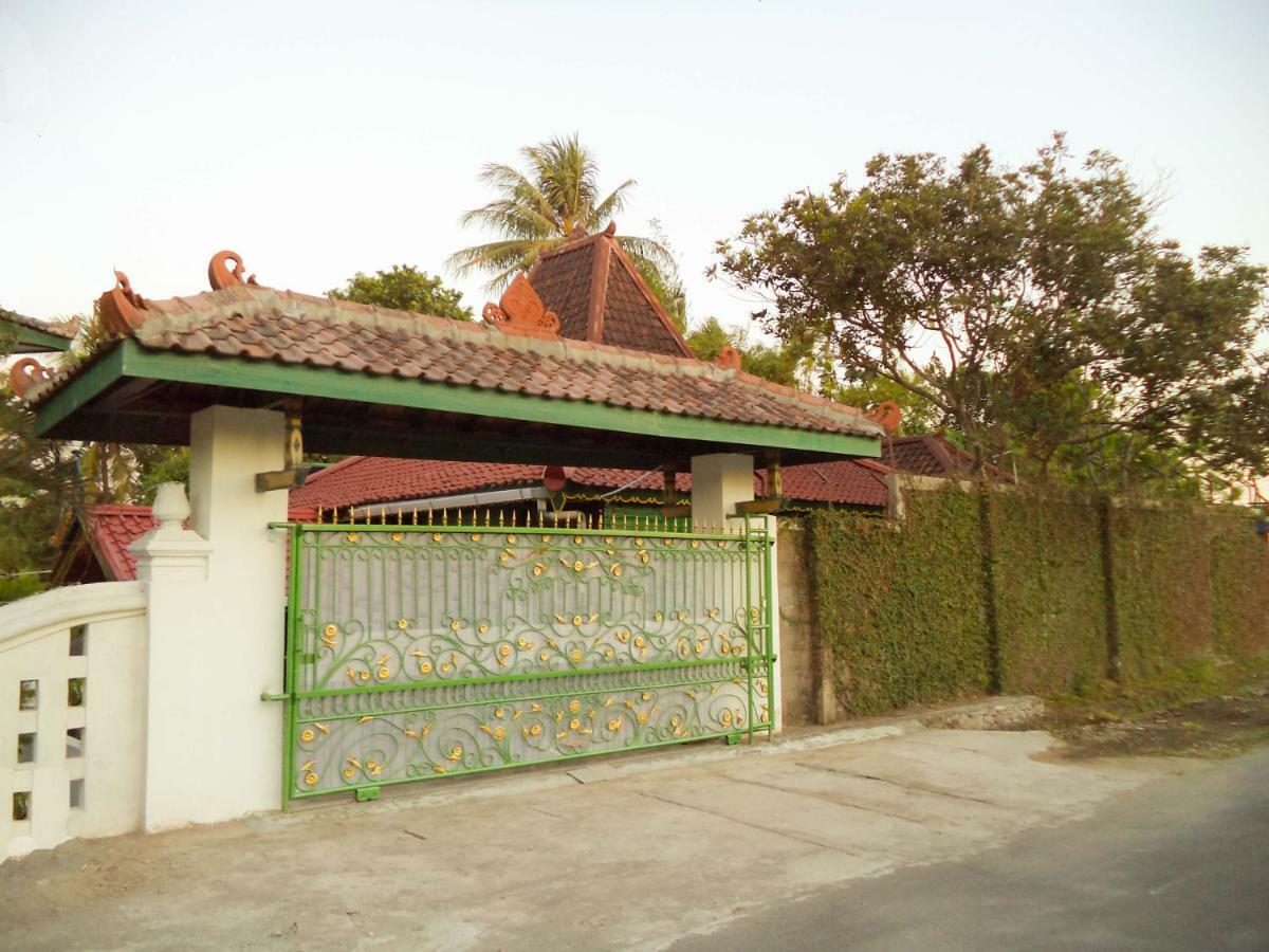 Joglo Yudhistira Villa Sleman  Luaran gambar