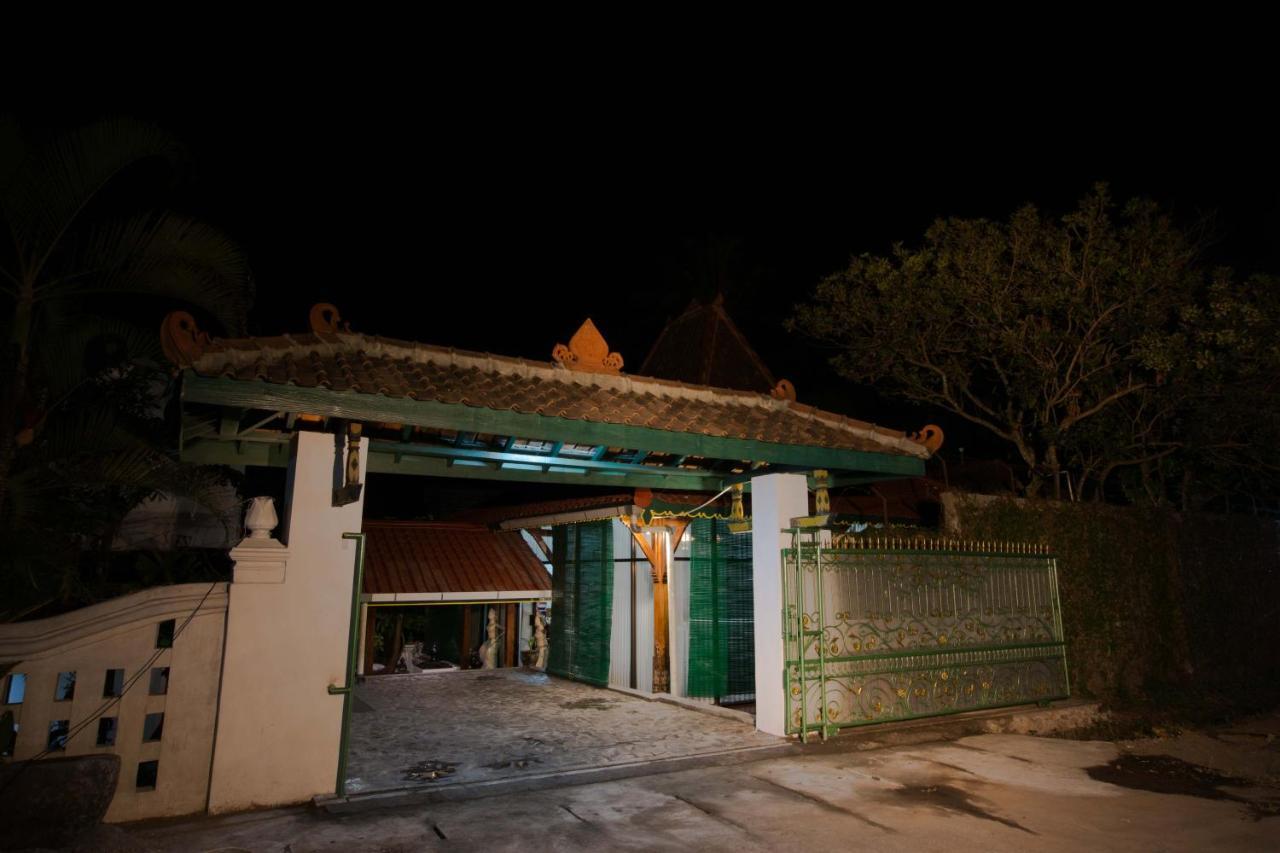 Joglo Yudhistira Villa Sleman  Luaran gambar